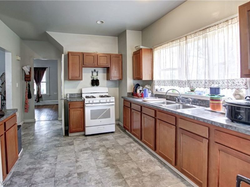 635 E 115th Street, Cleveland, OH 44108 Photo 5