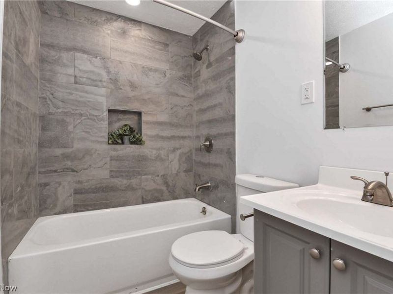 4384 E 144th Street, Cleveland, OH 44128 Photo 6