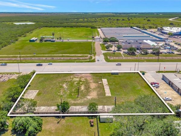 9505 N Navarro Street , Victoria, TX 77904