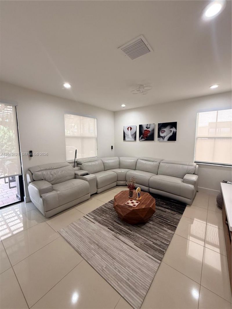 8640 NW 101st Pl , Doral, FL 33178 Photo