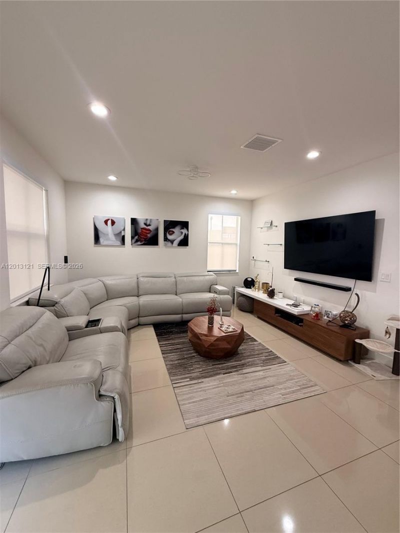 8640 NW 101st Pl , Doral, FL 33178 Photo