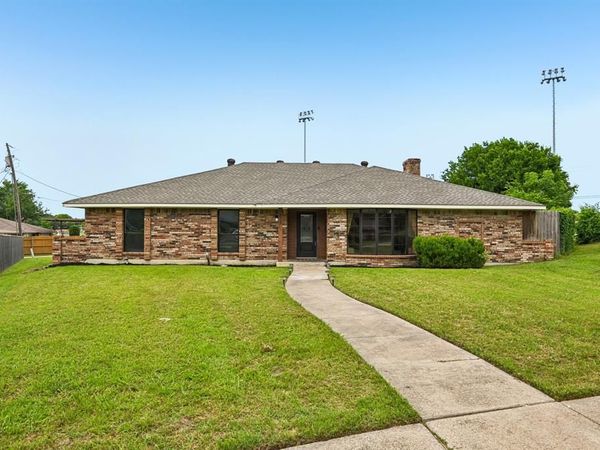813 Oakbluff Drive, Lancaster, TX 75146