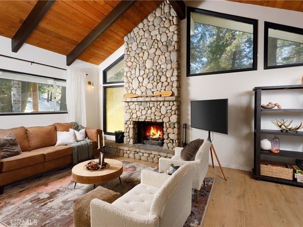 825 Lake View Lane, Twin Peaks, CA 92391