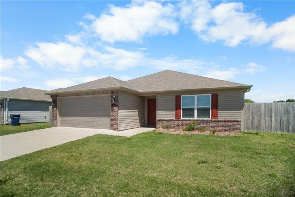829 S Katlyn Drive, Siloam Springs, AR 72761 Main Photo