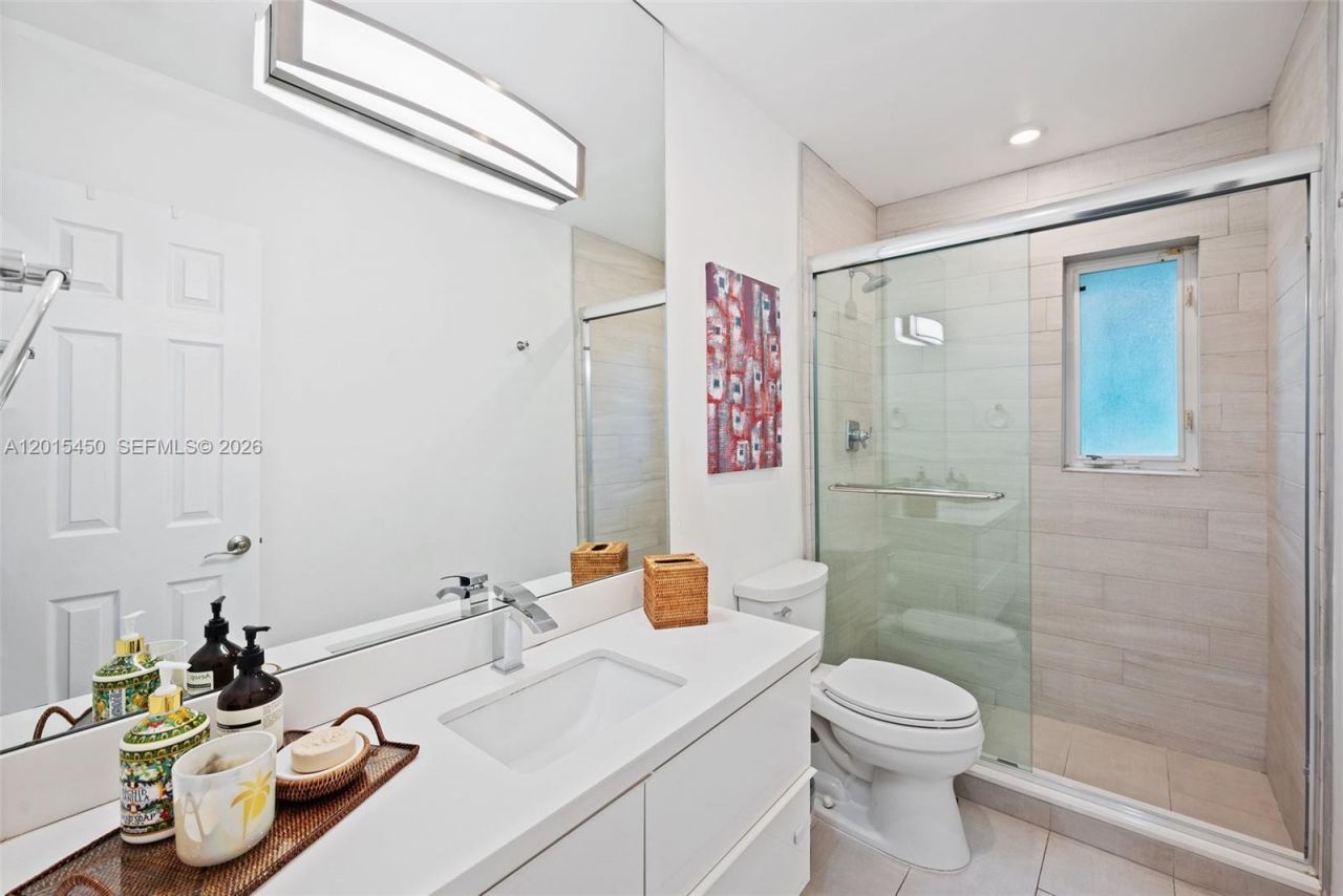 200 W Mashta Dr , Key Biscayne, FL 33149 Photo