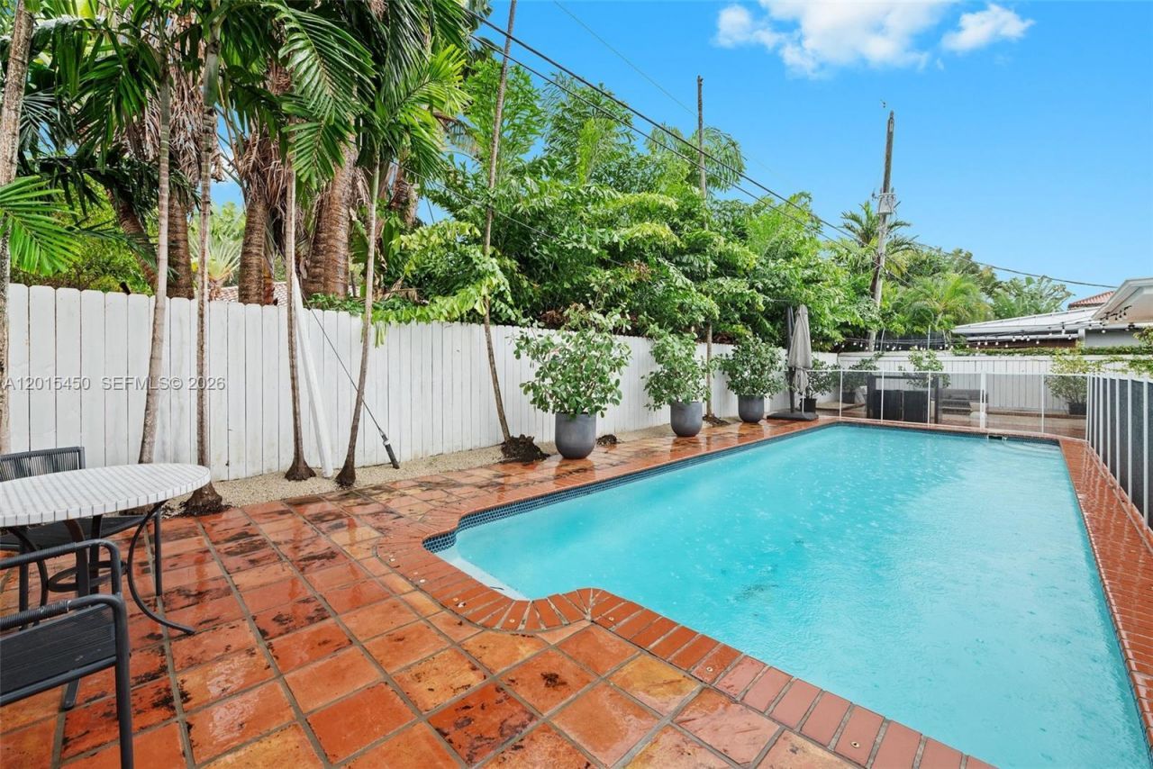 200 W Mashta Dr , Key Biscayne, FL 33149 Photo