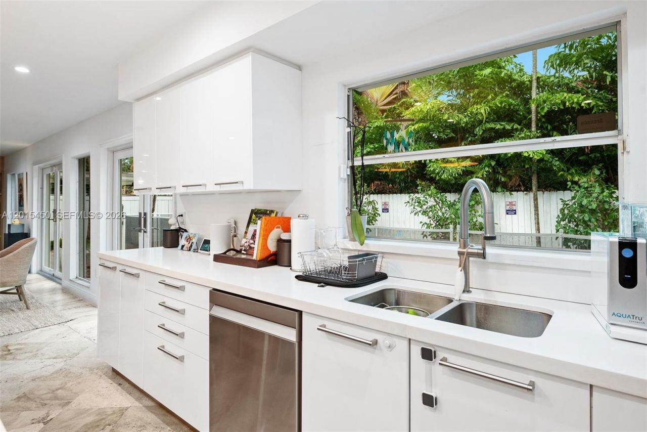 200 W Mashta Dr , Key Biscayne, FL 33149 Photo