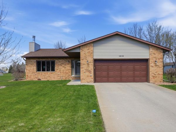 1619 38th Avenue S, Fargo, ND 58104