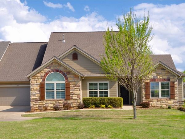 1303 Doe Lane , Bentonville, AR 72713