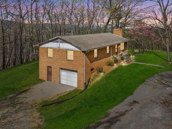 1450 Blackwood DR , Salem, VA 24153
