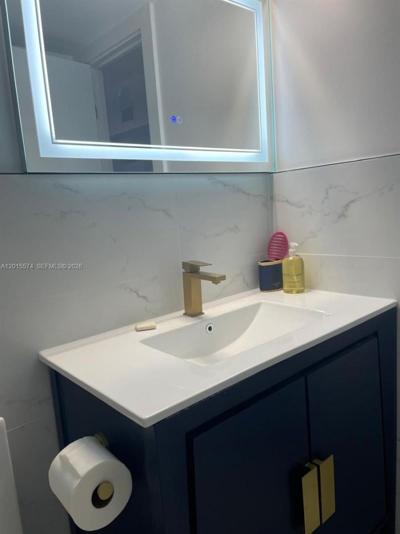 600 Parkview Dr, Unit 1018, Hallandale Beach, FL 33009 Photo