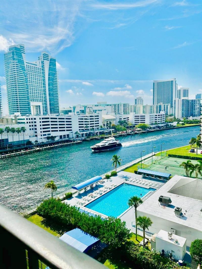 600 Parkview Dr, Unit 1018, Hallandale Beach, FL 33009 Photo