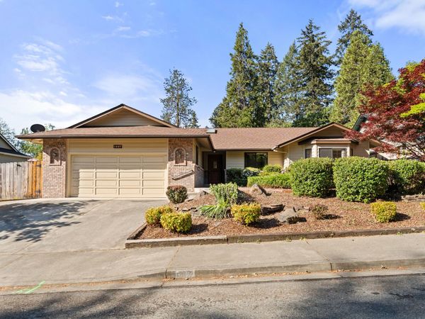 1007 NW Regent Drive, Grants Pass, OR 97526