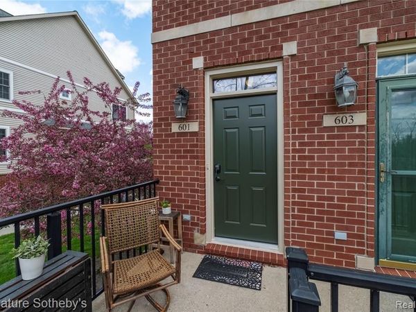 601 Village Lane, Milford Vlg, MI 48381
