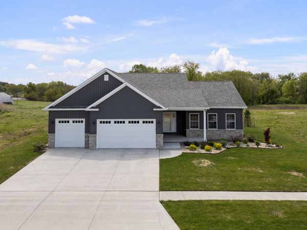 14 Viola Drive, Le Claire, IA 52753