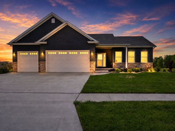 14 Viola Drive , Le Claire, IA 52753