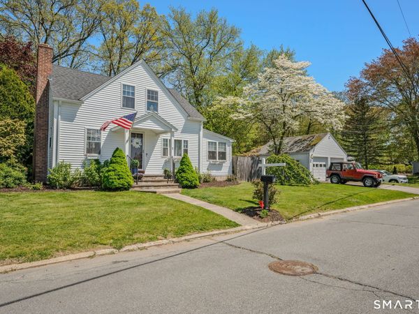 1 Middle, Waterford, CT 06385