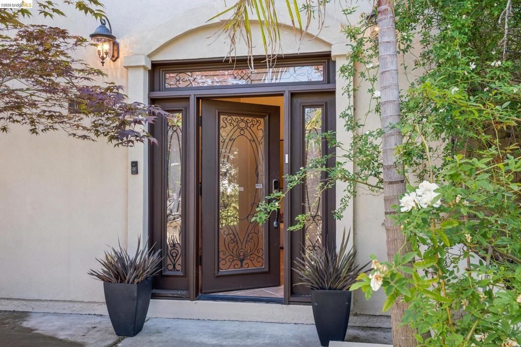 6929 Bristol Dr, Berkeley, CA 94705 Main Photo