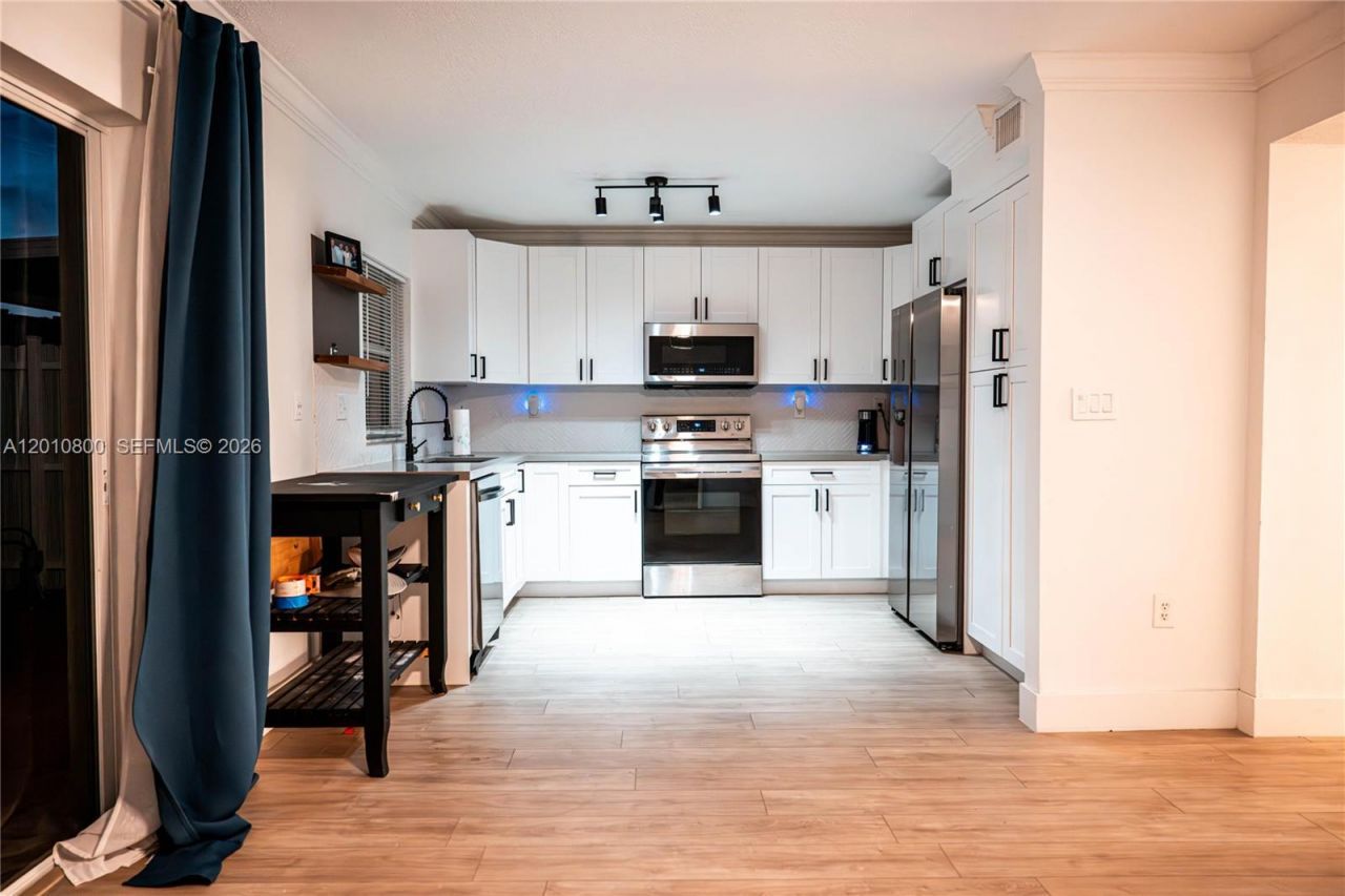 9167 Fontainebleau Blvd , Unit 6, Miami, FL 33172 Photo