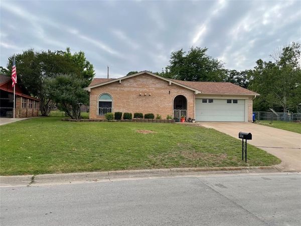 1004 Gladstone Avenue, Azle, TX 76020