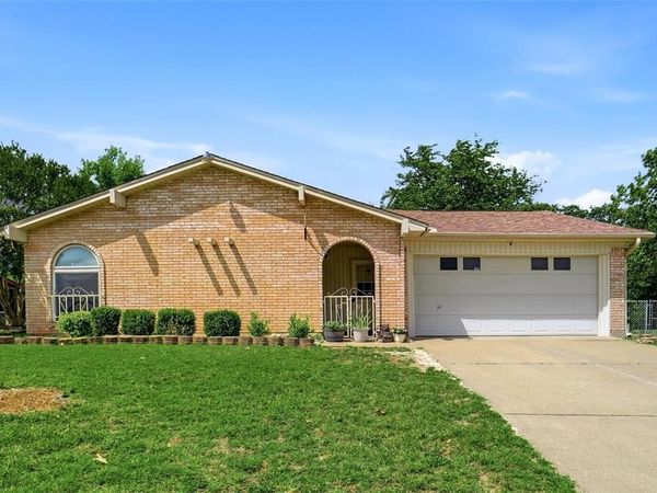 1004 Gladstone Avenue, Azle, TX 76020