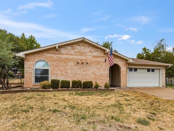 1004 Gladstone Avenue, Azle, TX 76020