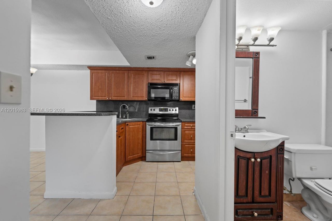7200 NW 179th St, Unit 110, Hialeah, FL 33015 Photo