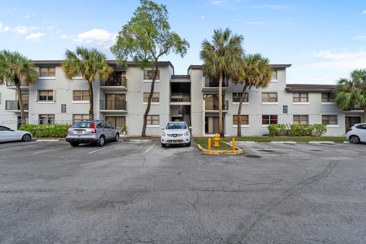 7200 NW 179th St, Unit 110, Hialeah, FL 33015 Photo