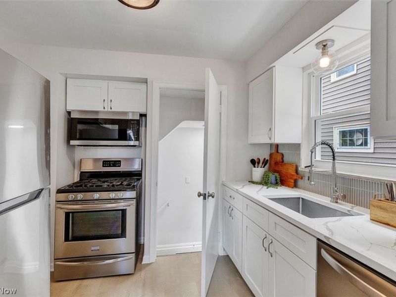 7503 Whittington Drive, Parma, OH 44129 Photo 6