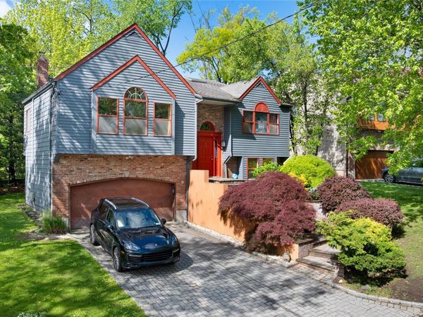 284 Schenck Avenue, Great Neck, NY 11021