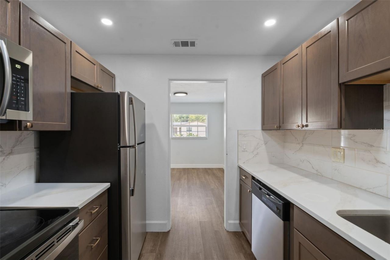 5690 6th Street S, Saint Petersburg, FL 33705 Photo