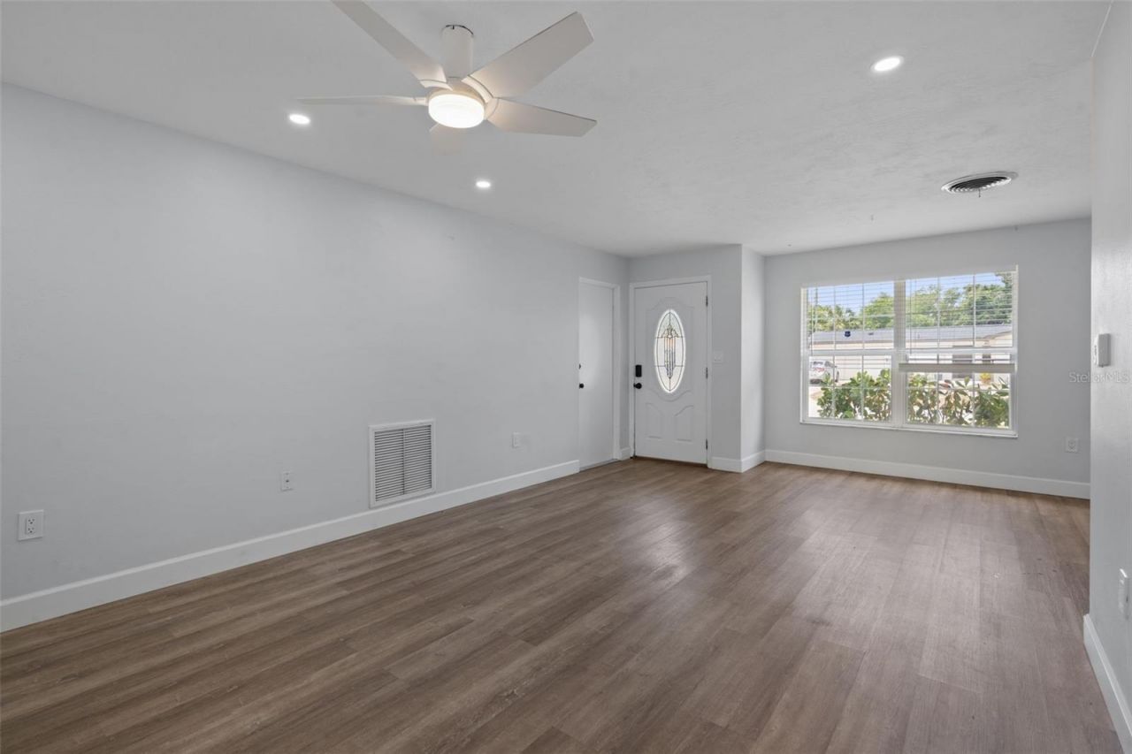 5690 6th Street S, Saint Petersburg, FL 33705 Photo