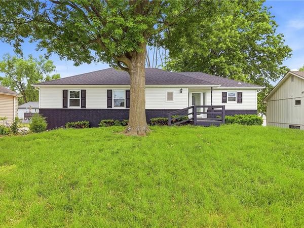 1725 S Kiowa Drive, Olathe, KS 66062