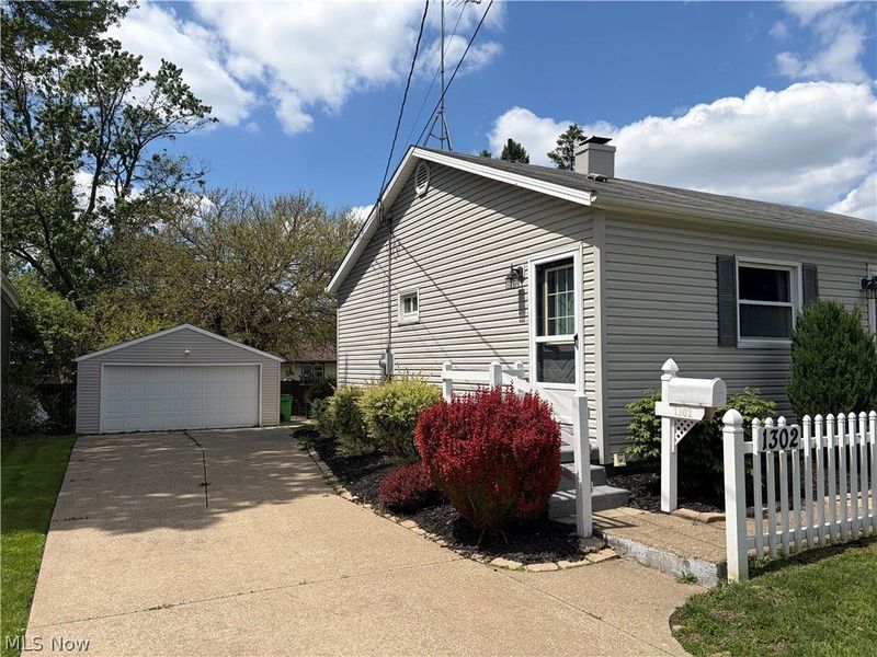 1302 Bel Air Drive NW, North Canton, OH 44720 Photo 2
