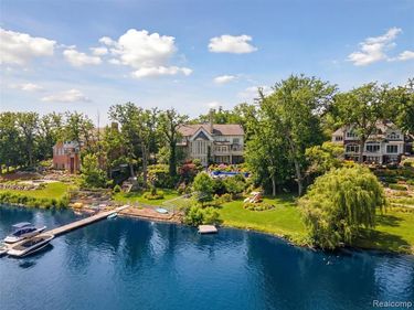3075 Heron Pointe Drive, Bloomfield Hills, MI 48302