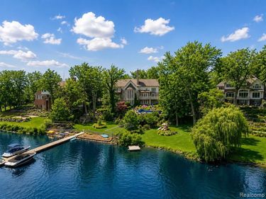 3075 Heron Pointe Drive, Bloomfield Hills, MI 48302