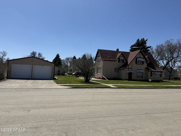 806 GRIGGS Avenue, Grafton, ND 58237