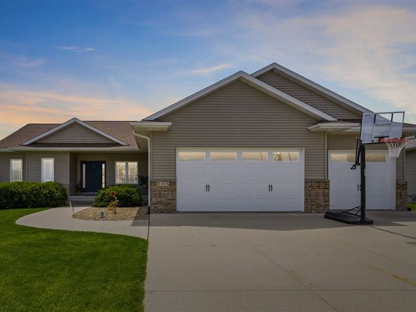 3215 Stanley Cup Dr, Marion, IA 52302
