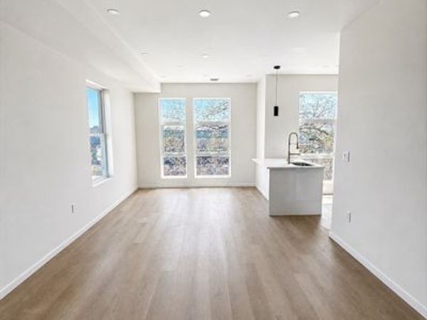 546 Saratoga St, Unit 3r, Boston, MA 02128