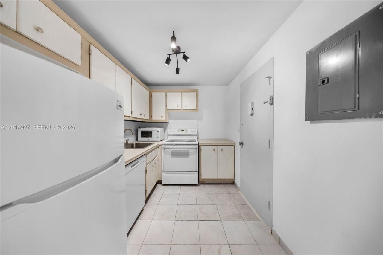 1865 79th St Cswy , Unit 14D, North Bay Village, FL 33141 Photo