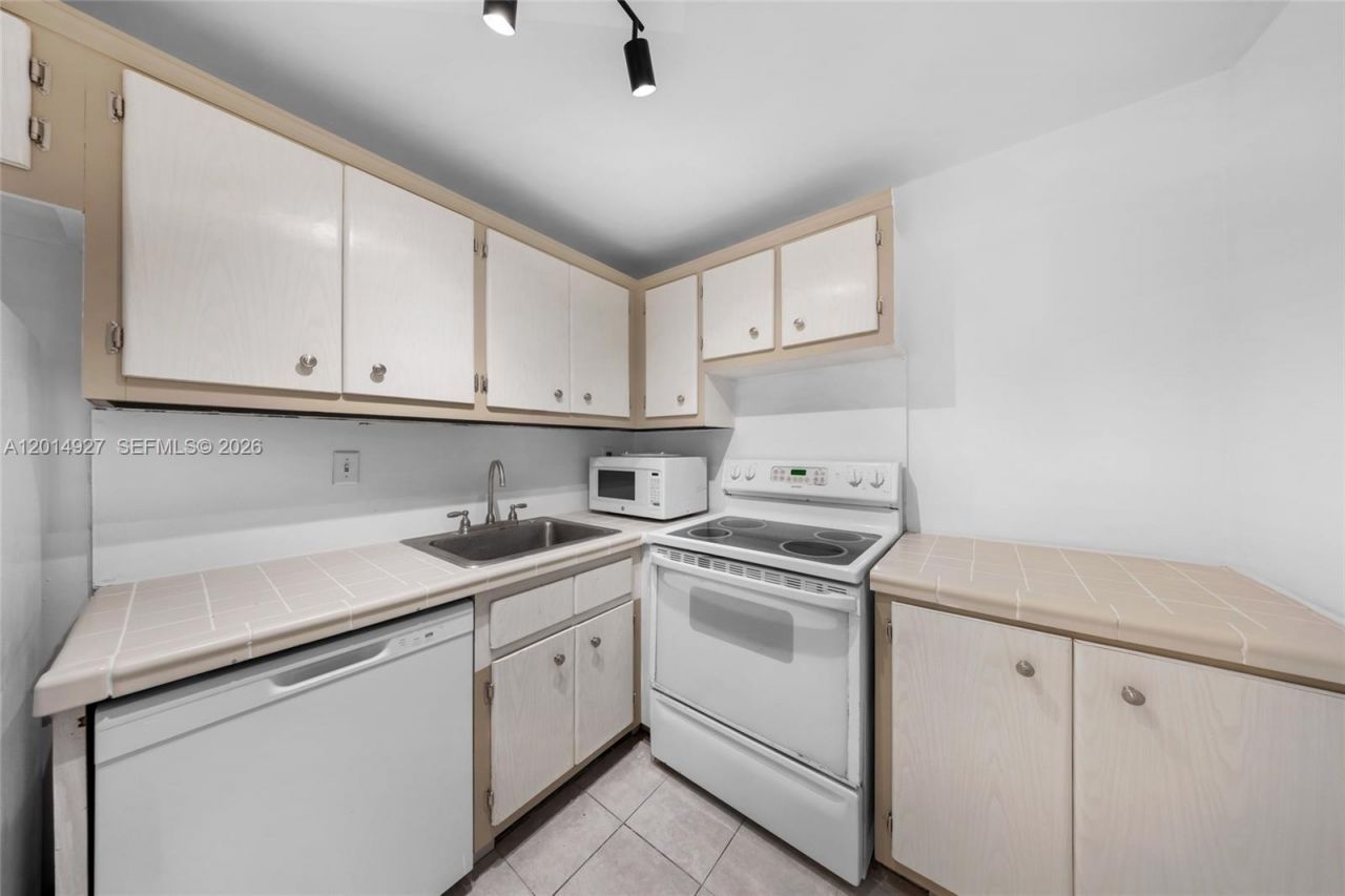 1865 79th St Cswy , Unit 14D, North Bay Village, FL 33141 Photo