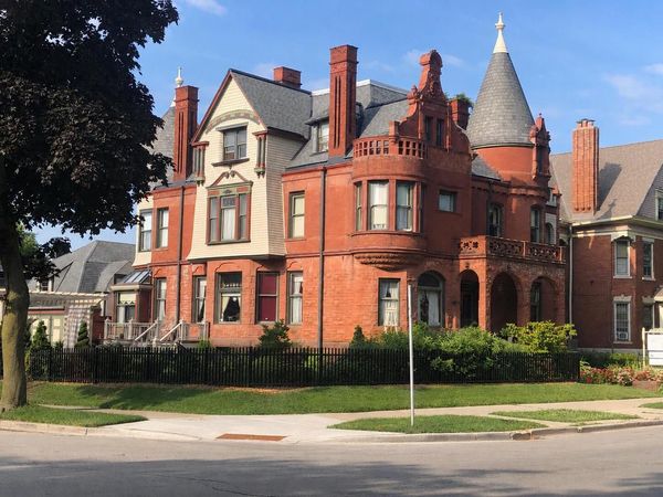 3209 Wells STREET, Milwaukee, WI 53208