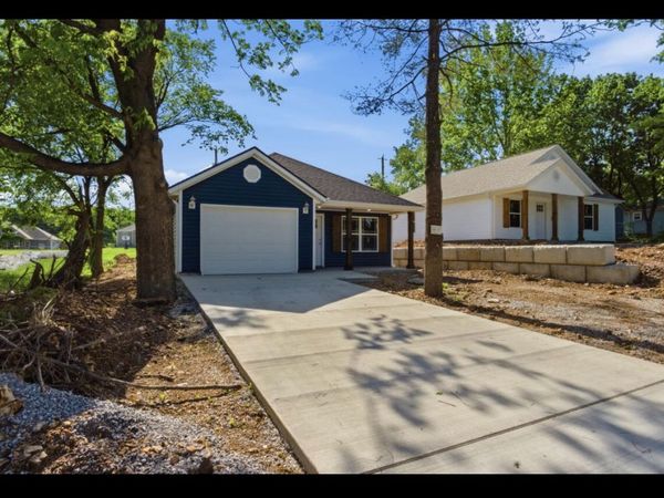 707 N Tennessee Avenue , Carterville, MO 64835