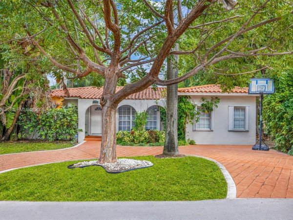 7711 Coquina Dr , North Bay Village, FL 33141