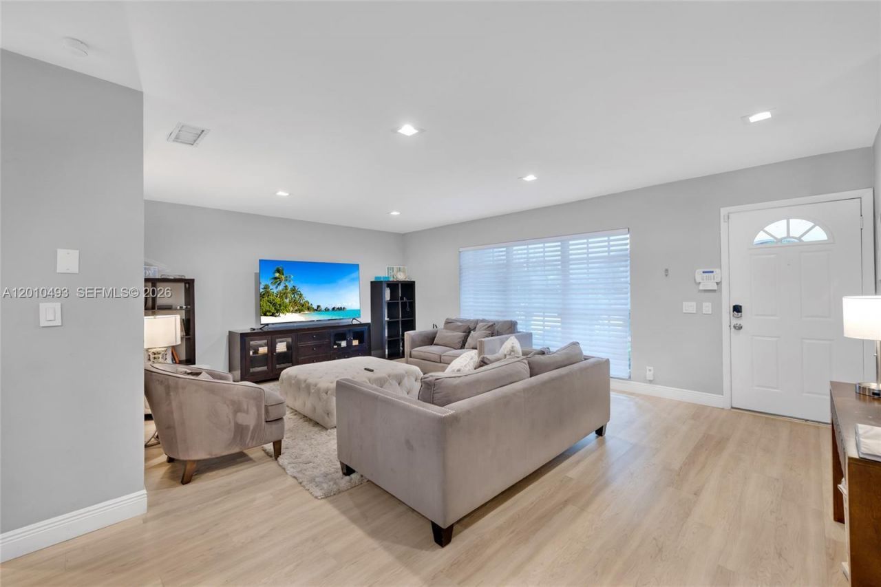 7711 Coquina Dr , North Bay Village, FL 33141 Photo