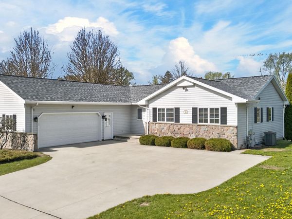 914 Hawthorne Dr, Howards Grove, WI 53083