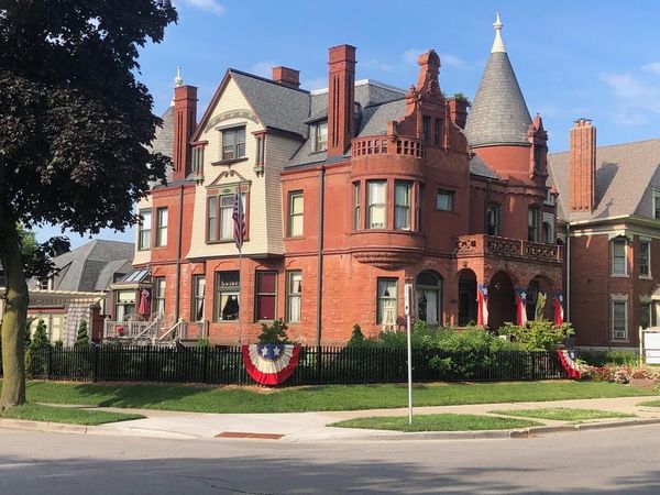 3209 Wells STREET, Milwaukee, WI 53208