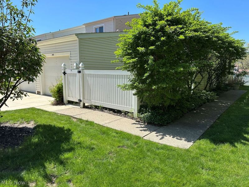 240 Deepwood Drive , Wadsworth, OH 44281 Photo 2