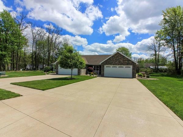 1935 Sandelwood Dr, Ontario, OH 44906