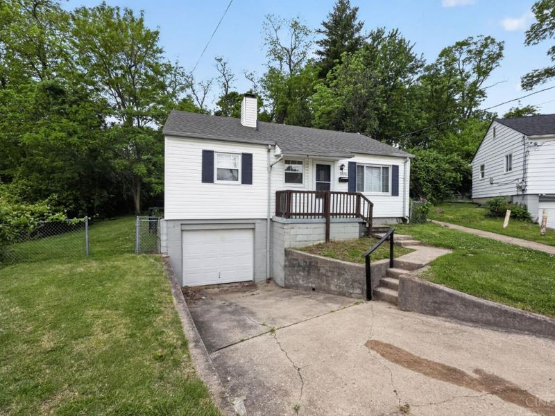1923 Ashbrook Drive, Cincinnati, OH 45238 Photo 1